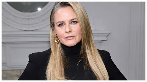 Dec 22, 2022 · Alicia Silverstone is bearing it all. The 'Clueless' star poses nude for a new ad campaign, and she's opening up about her decision after years of refusing t... 